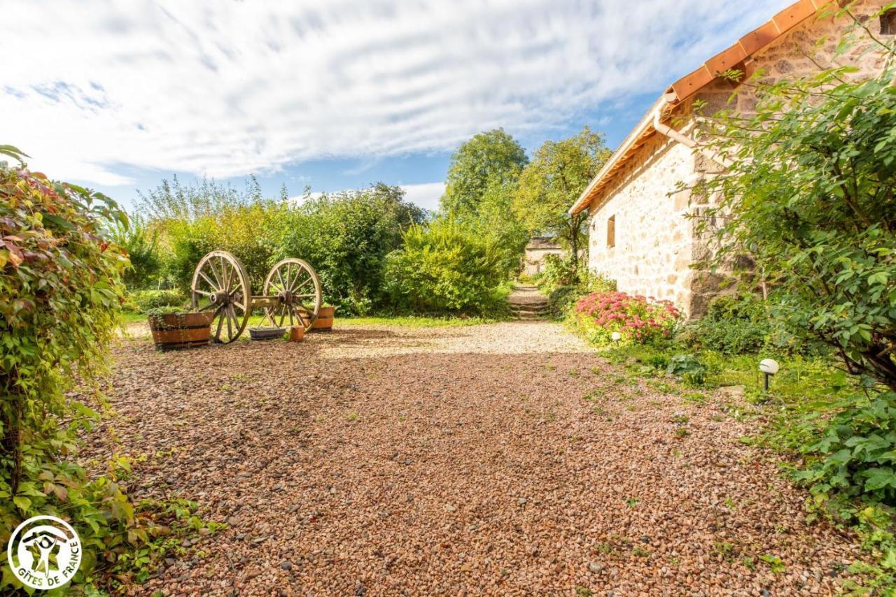 Aux 2 Puys - Gîte Le Lemptégy Saint-Priest-des-Champs Exterior foto